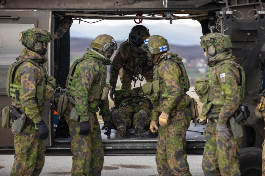 Ushtarët finlandezë të KFOR-it zhvillojnë stërvitje MEDEVAC në Kampin Bondsteel