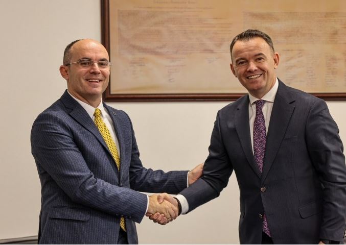 Faton Peci dorëzon detyrën e ministrit, falënderoi Kurtin dhe fermerët