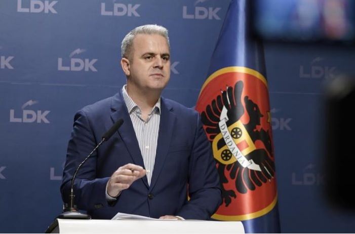 Azemi kritikon qeverisjen e VV-së: Pa zhvillim ekonomik, Kosova po shkon drejt zbrazjes