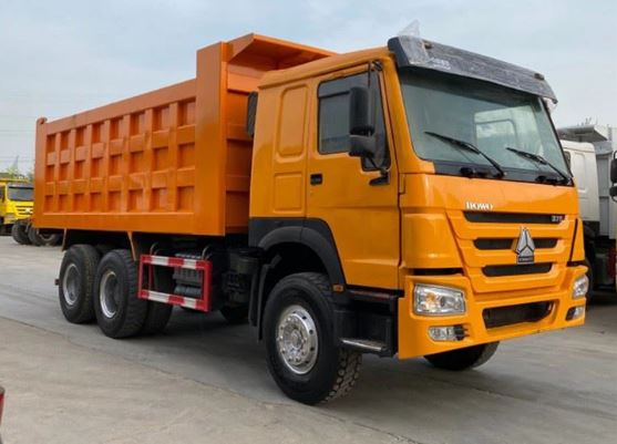 Dy kamionë ndëshkohen në Ferizaj për ndotje të rrugës