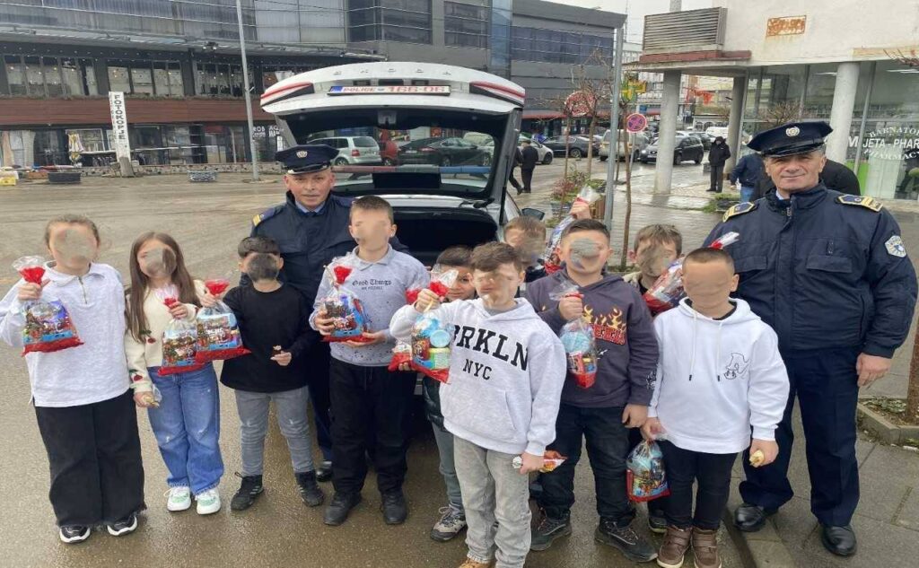 Policia në Rajonin e Prizrenit shpërndan dhurata për fëmijët