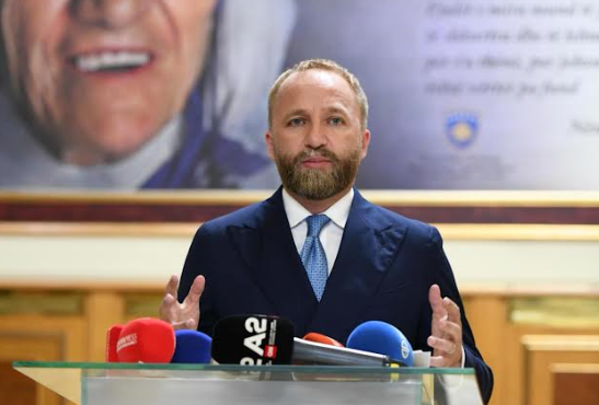 Tahiri: 40 për qind e të rinjve të gatshëm ta braktisin Kosovën, alarm për shoqërinë