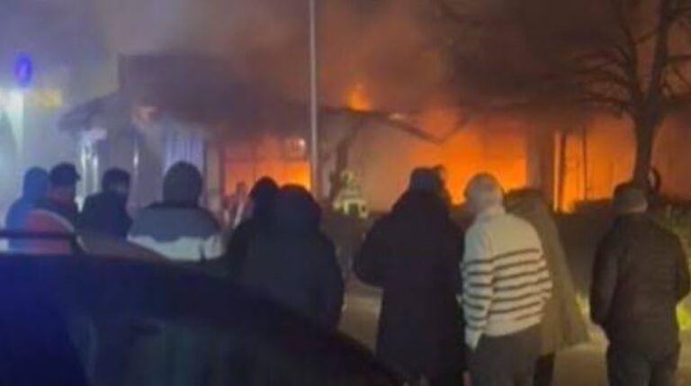 Zjarr i madh në Prizren dëmton lokale, nuk raportohet asnjë i lënduar