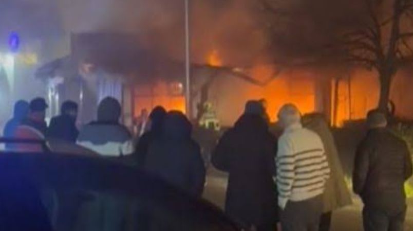 Zjarr i madh në Prizren dëmton lokale, nuk raportohet asnjë i lënduar