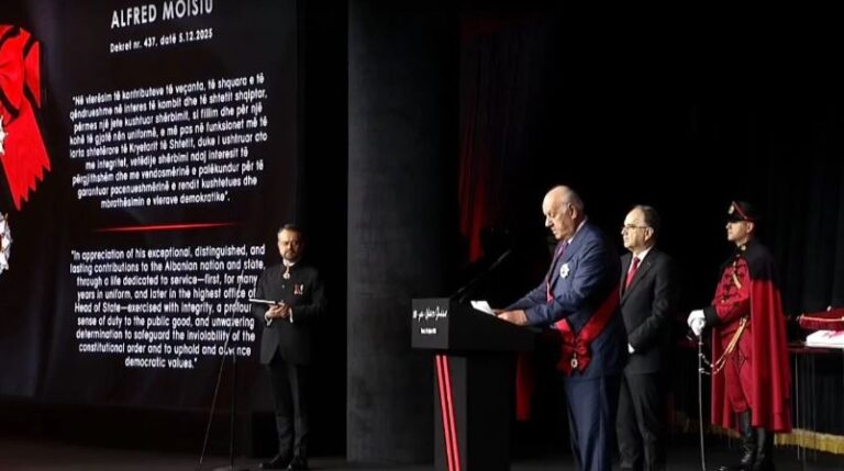 Presidenti Bajram Begaj dekoron figura të shquara me rastin e 100-vjetorit të “Udhrit të Skënderbeut”