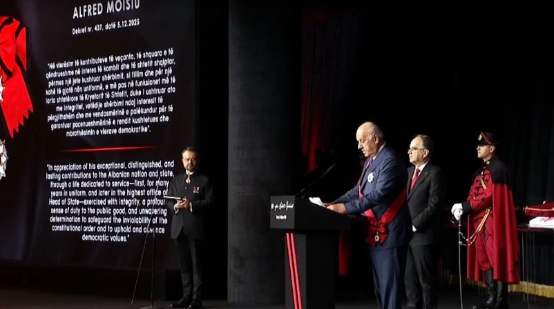 Presidenti Bajram Begaj dekoron figura të shquara me rastin e 100-vjetorit të “Udhrit të Skënderbeut”