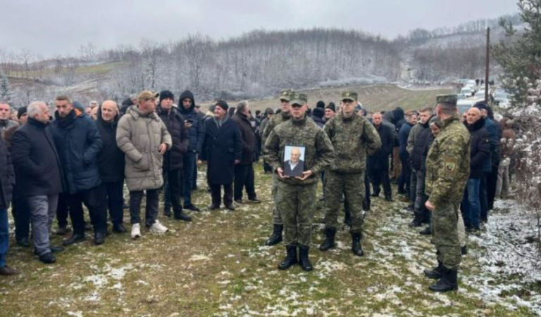 I jepet lamtumira e fundit babait të Calit, varroset pa praninë e djalit