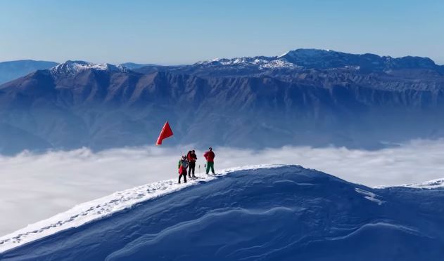 Edi Rama uron fundjavë të mbarë me pamje nga Maja e Gramës