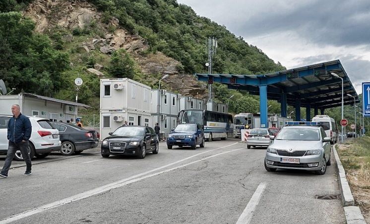 Nis fluksi i mërgimtarëve për festat, pritje deri në një orë në Dheu i Bardhë