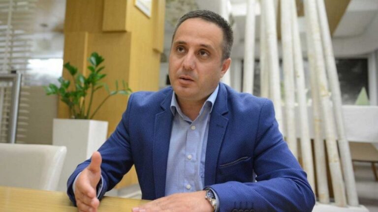 Selmanaj: Qeverisja e Kurtit e ka izoluar Kosovën dhe e ka kthyer kokëfortësinë në ideologji