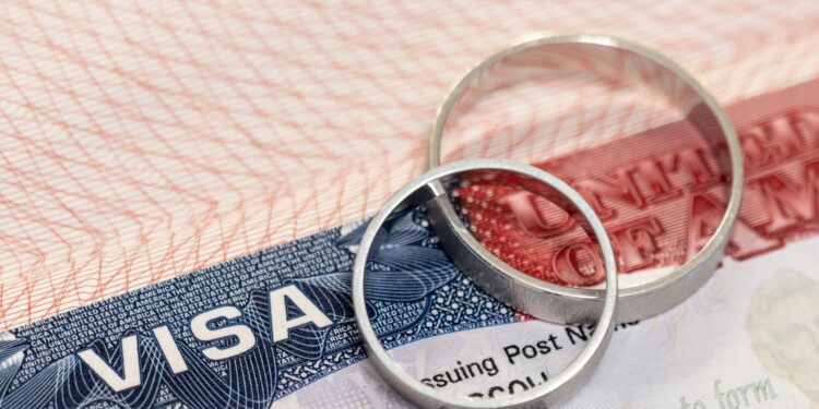 Ambasada amerikane paralajmëron për mashtrimet me martesë për emigrim