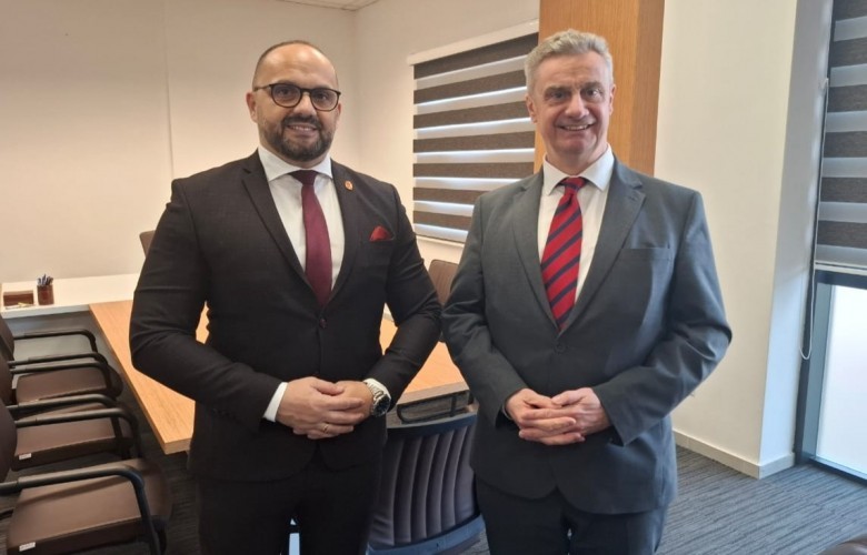 Ambasadori britanik përgëzon zgjedhjet paqësore në Mitrovicën e Veriut dhe Zveçan