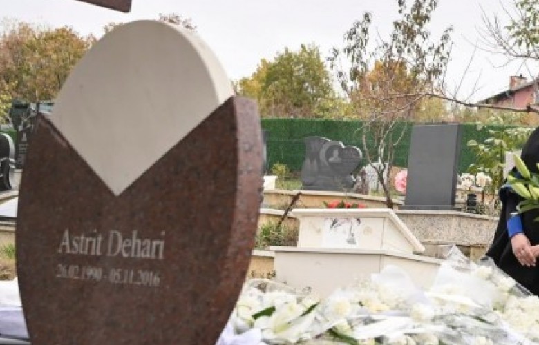 Policia po e heton dëmtimin e varrit të Astrit Deharit