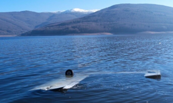 Avion sportiv rrëzohet në Liqenin e Mavrovës, ekuipazhi i Kosovës jashtë rrezikut për jetën