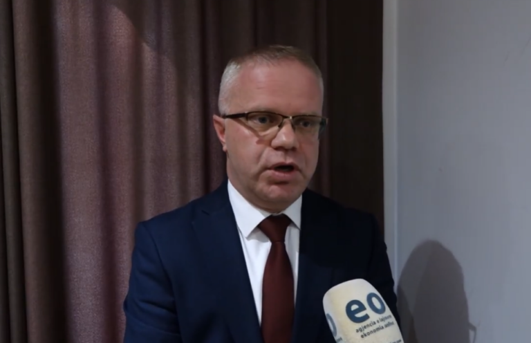 Avokati Bajraktari komenton mospjesëmarrjen e ministres Hajdari në seancë