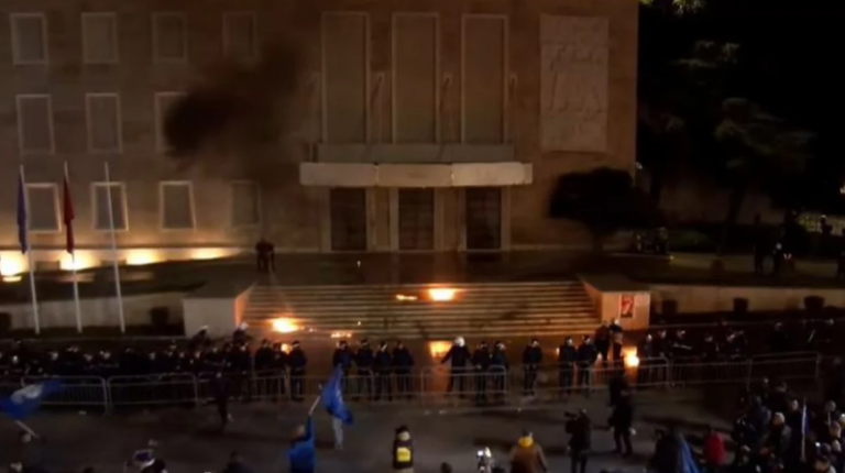 Protestë para Kryeministrisë, hidhen molotovë pas fjalimit të Berishës
