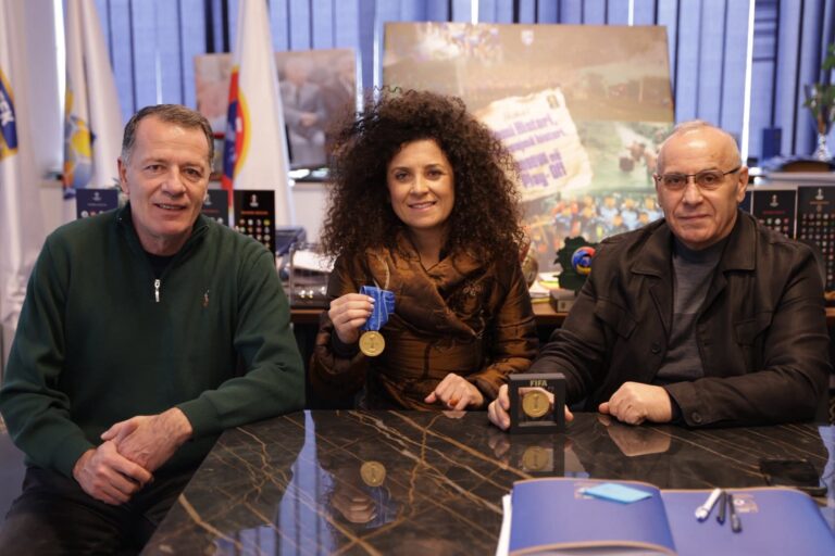 Ademi pret gjyqtaren Florentina Kallaba pas finales historike të Kupës së Botës në futsall