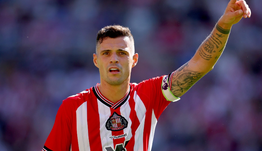 Xhaka motivon tifozët para Sunderland–Leeds