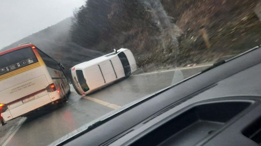 Një i lënduar nga vetaksidenti në aksin rrugor Gjilan-Kamenicë
