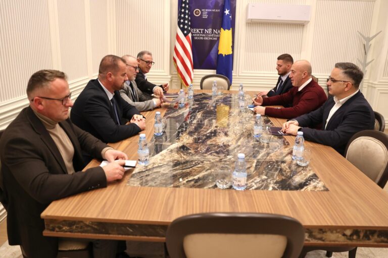 AAK e vendos administratën shtetërore në prioritet: Haradinaj zotohet për reformë dhe rritje pagash