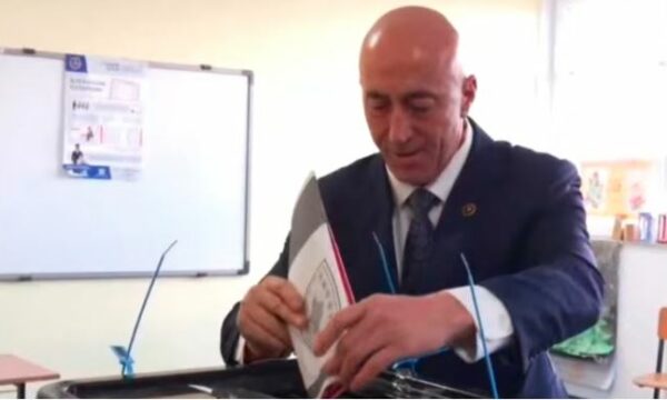 Ramush Haradinaj ushtron të drejtën e votës dhe bën thirrje për pjesëmarrje