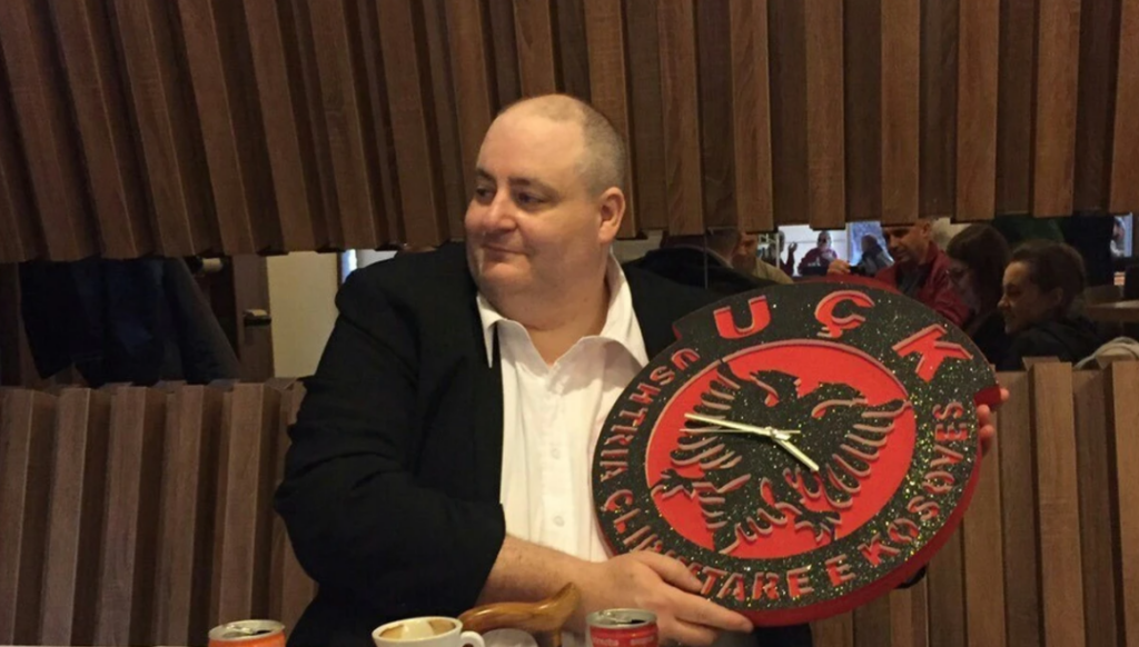Ish-ushtari britanik i UÇK-së nderohet me shtetësi kosovare