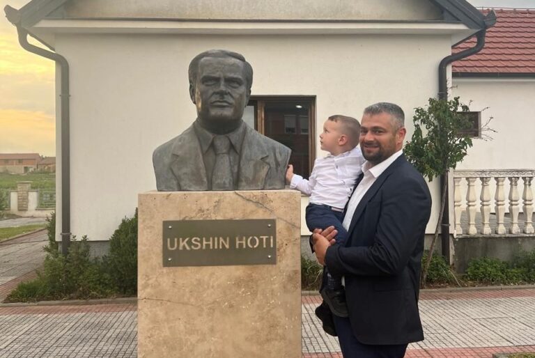 Andin Hoti me të birin tek busti i Ukshin Hotit