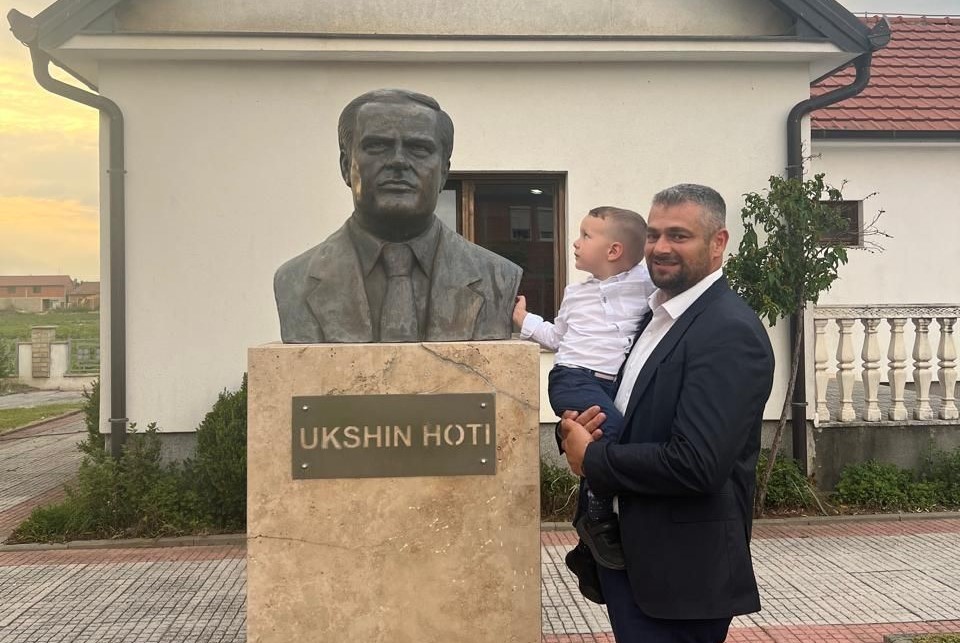 Andin Hoti me të birin tek busti i Ukshin Hotit