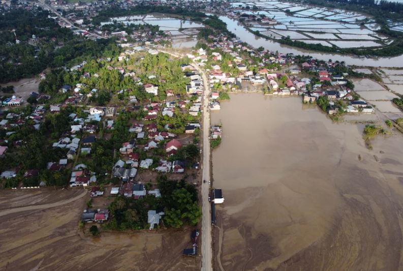 950 të vdekur dhe 270 të zhdukur, pas përmbytjeve shkatërruese në Indonezi