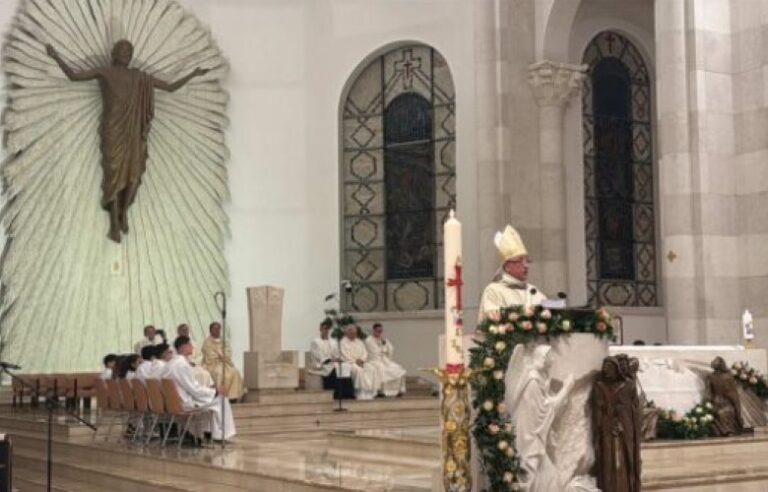 Ipeshkvi Gjergji uron Krishtlindjet: Thirrje për paqe, përgjegjësi dhe shpresë