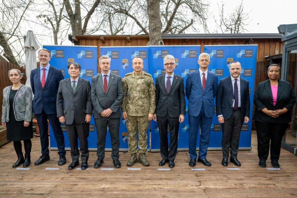 Komandanti i KFOR-it takon ambasadorët e Gjermanisë, Italisë dhe Mbretërisë së Bashkuar