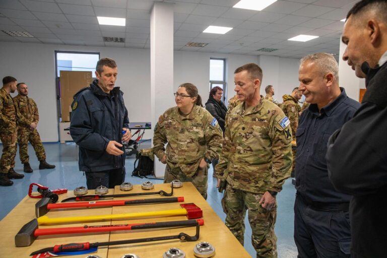 KFOR i dorëzon pajisje të reja zjarrfikësve të Prishtinës për rritjen e kapaciteteve emergjente