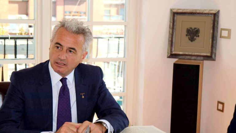 Arianit Koci kërkon dorëheqjen e liderëve opozitarë: Pa opozitë të fortë, demokracia dobësohet