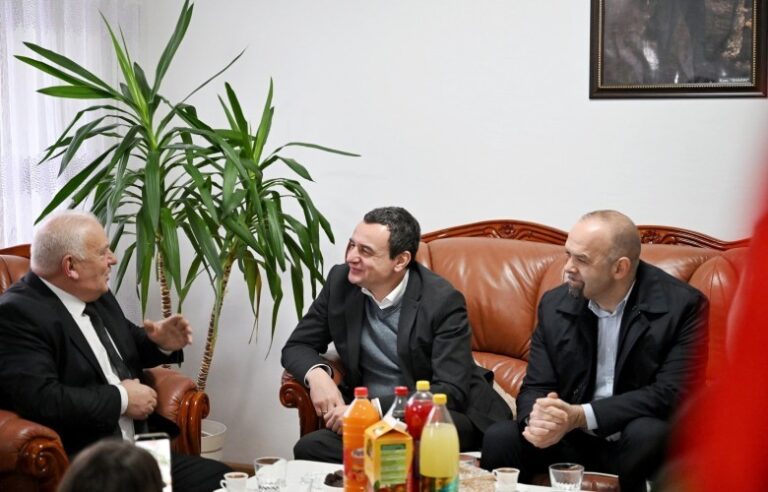 Kurti viziton familjet e dëshmorëve në Kaçanik dhe Shtime