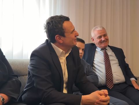 Kurti viziton familjen e Heroit Mujë Krasniqi në Klinë