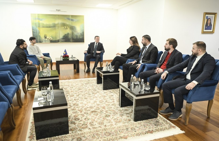 Kurti pret studentët përfitues të bursave: “Investimi në arsim, prioritet i Qeverisë”