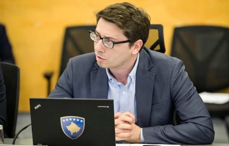 Murati i përgjigjet dezinformatave për pagën e 13-të: “Lajmet e opozitës synojnë pakënaqësi”