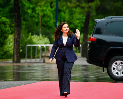 Vjosa Osmani paralajmëron kandidim për mandat të dytë presidencial