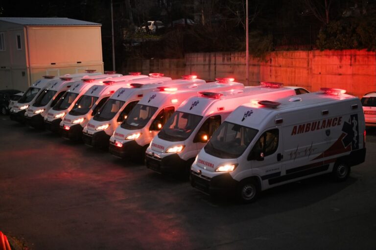 Ministria e Shëndetësisë forcon shërbimet emergjente: 8 autoambulanca të reja për komunat
