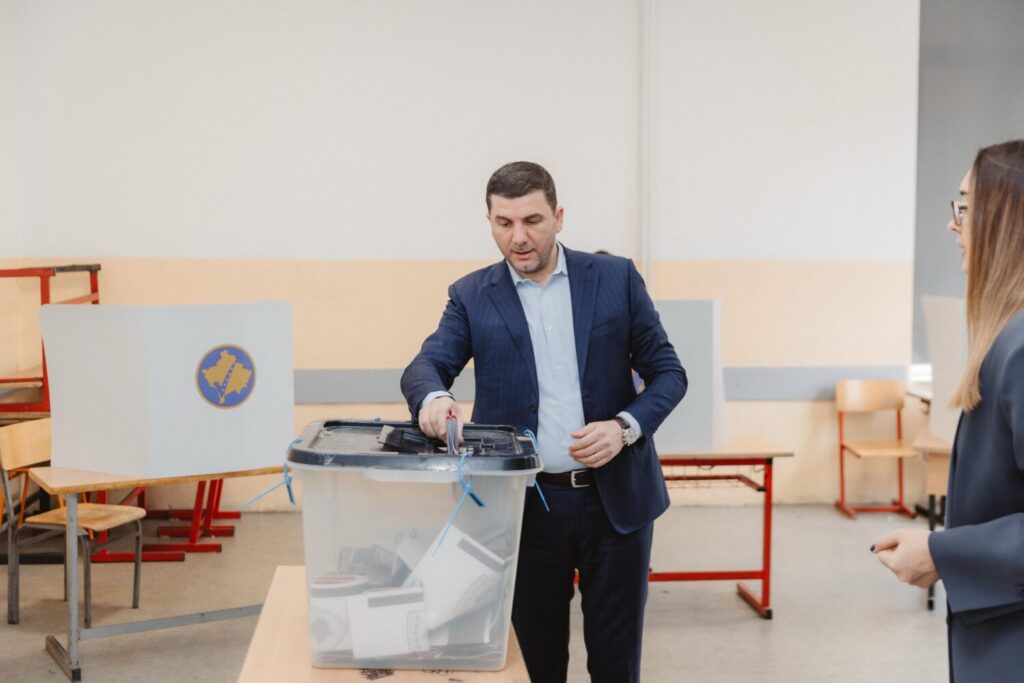 Memli Krasniqi ushtron të drejtën e votës: “Çdo votë është një hap drejt stabilitetit”