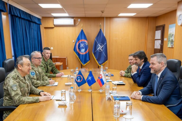 Komandanti i KFOR-it takon presidentin e Sllovakisë