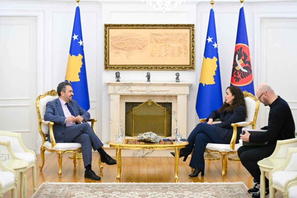 Presidentja Osmani priti në takim kryesuesin e KQZ-së, Kreshnik Radoniqin