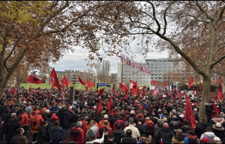 Protestë në Shkup në mbështetje të ish-krerëve të UÇK-së që po gjykohen në Hagë