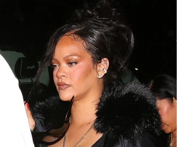 Rihanna shfaqet e mahnitshme në daljen e saj të parë publike pas lindjes së tretë