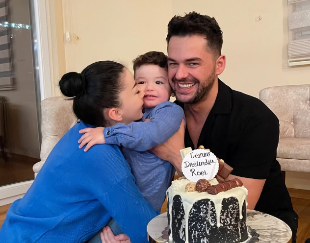 1 muaj pa Shpat Kasapin, bashkëshortja e kujton me një foto prekëse