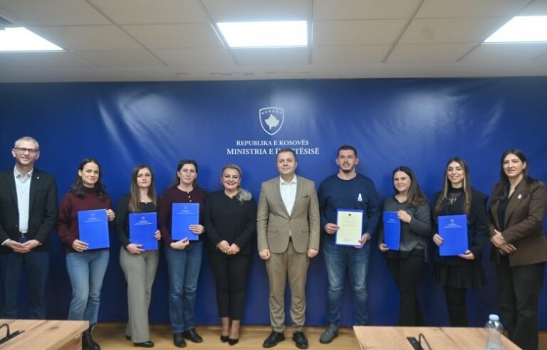 Gjashtë profesionistë licencohen për ofrimin e shërbimeve sociale dhe familjare