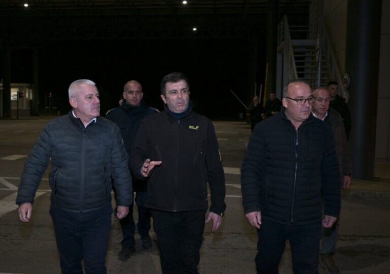 Sveçla viziton pikën kufitare në Merdare, mobilizim për pritjen e mërgatës