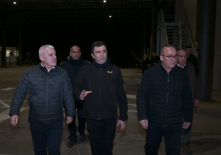 Sveçla viziton pikën kufitare në Merdare, mobilizim për pritjen e mërgatës