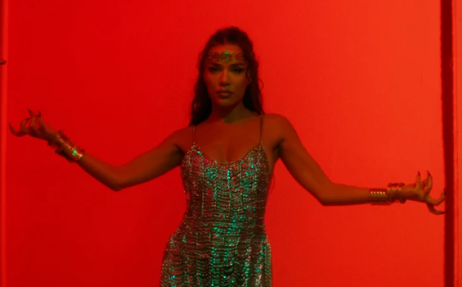 Tayna feston 29-vjetorin me këngën e re “Diamond”