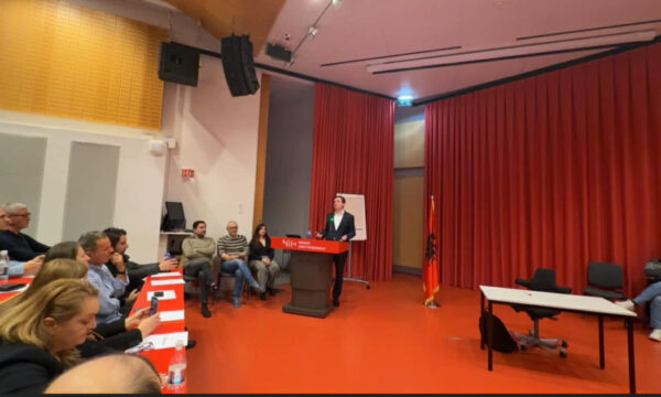 Pjesëmarrja e Ambasadores Luci në tubim partiak nxit reagime